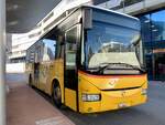 visp/834930/irisbus-crossway-106m-5043-vs-86620 Irisbus Crossway 10.6M '5043' 'VS 86620' vom PU Autotour, Visp am 10.2.23 auf dem Bahnhofplatz Visp.