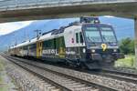 region-alps/834926/der-domino-rbde-560-414-mit Der Domino RBDe 560 414 mit Kanal 9 Vollwerbung am 14.9.22 beim Unterqueren der Munderbrücke in Gamsen.