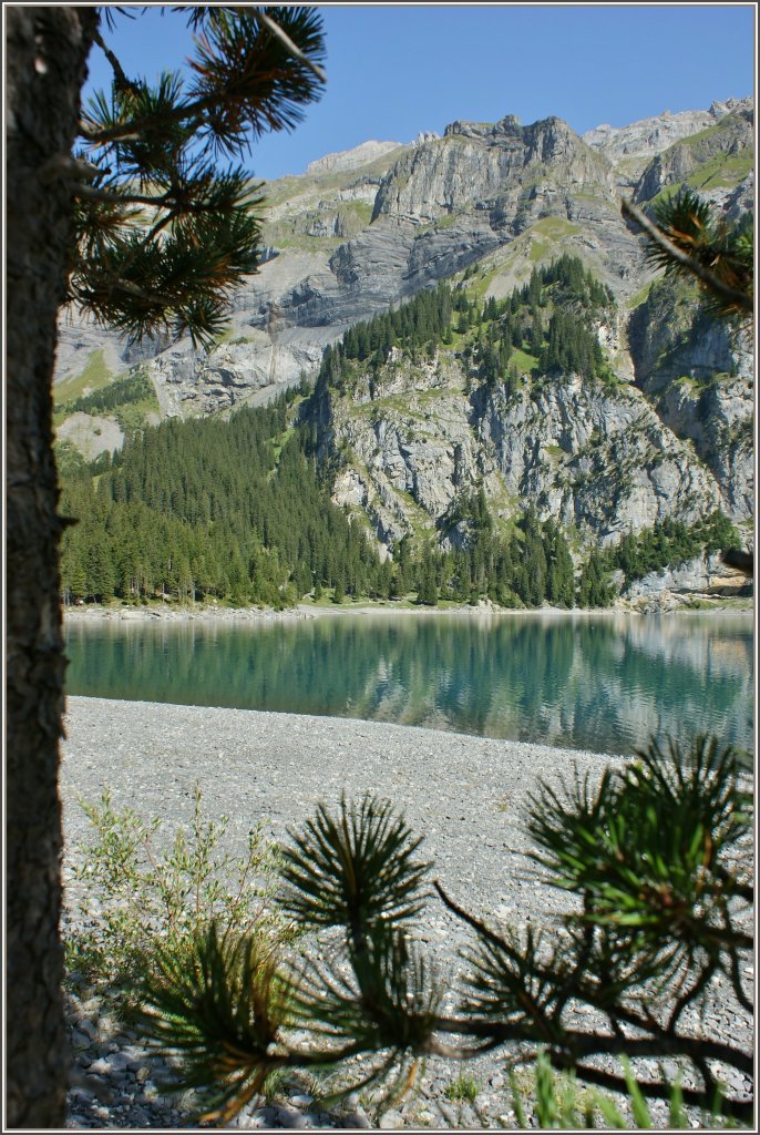 Am Ufer des Oschinensee's herrscht noch morgendliche Ruhe.
(22.08.2011)