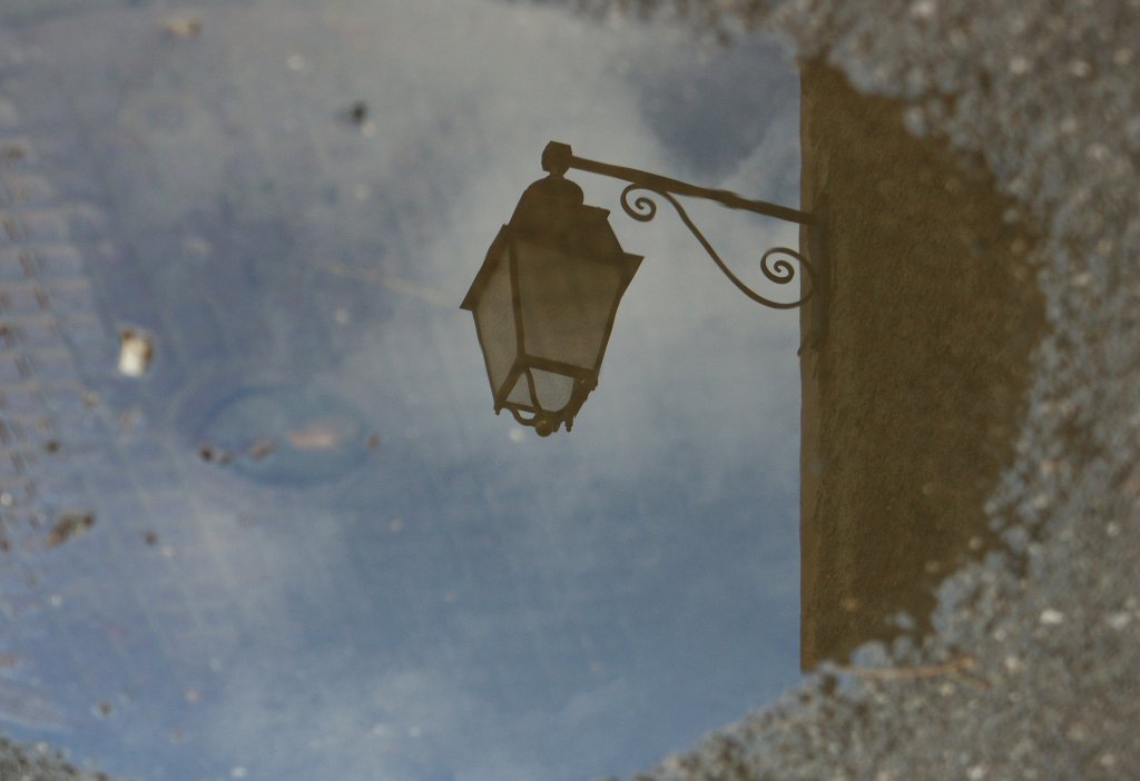 Auch ein Spiegelbild einer Laterne in der Pf�tze gibt Licht...
(24.02.2010)
