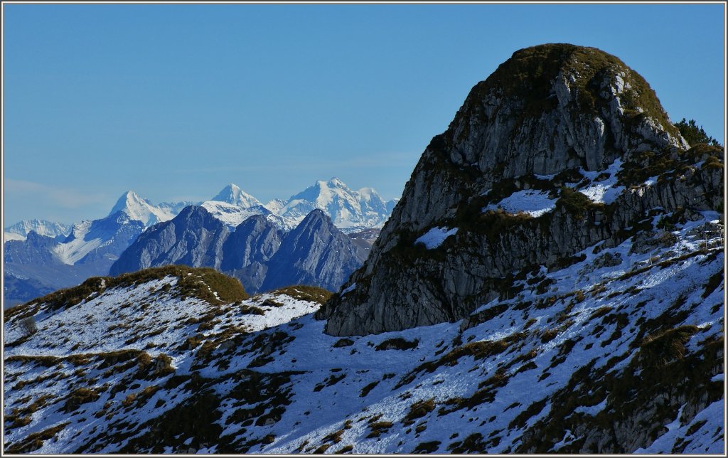 Ausblick vom Rochers-de-Naye auf die weit entfernten Eiger,M�nch und Jungfrau.
(12.10.2011)