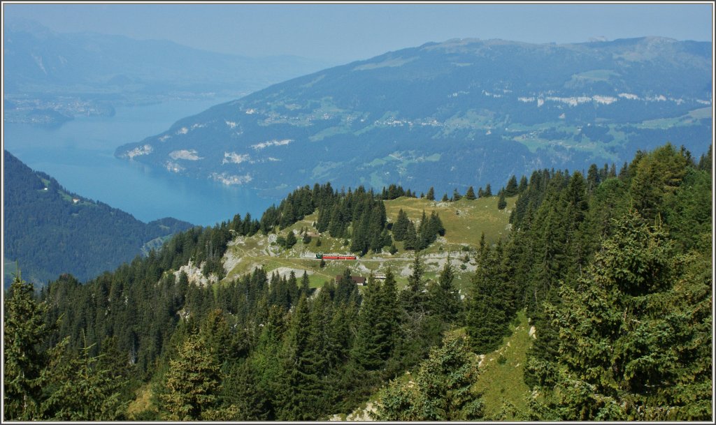 Ausblick vom Wanderweg zur Schynige Platte bei Stepfegg auf den Thunersee und Umgebung.
(10.09.2012)