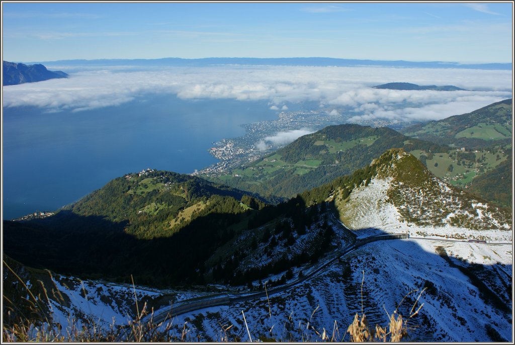 Aussicht vom Rochers-de-Naye (2045m.�.M) auf die Genferseeregion mit Nebel.
(12.10.2011)