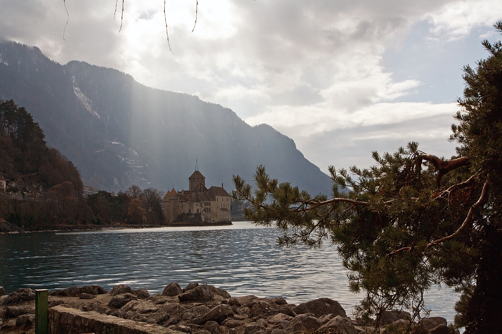Der Blick am 26.02.2012 von Montreux auf Ch�teau de Chillon, in einem ganz besonderen Licht.