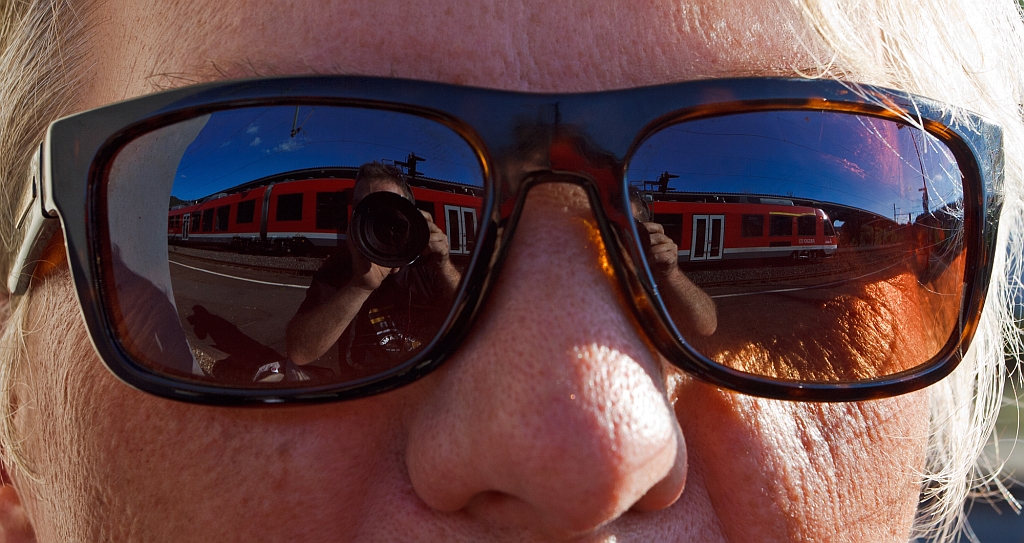 Die Idee ich ganz klar von Stefan Wohlfahrt, ich habe mich hier auch mal versucht - Bahnfotografie und Selbstportrait am 10.08.2012 im Bahnhof Betzdorf (Sieg). Der Triebwagen ist ein LINT 41 der DreiL�nderBahn als RB 95.
