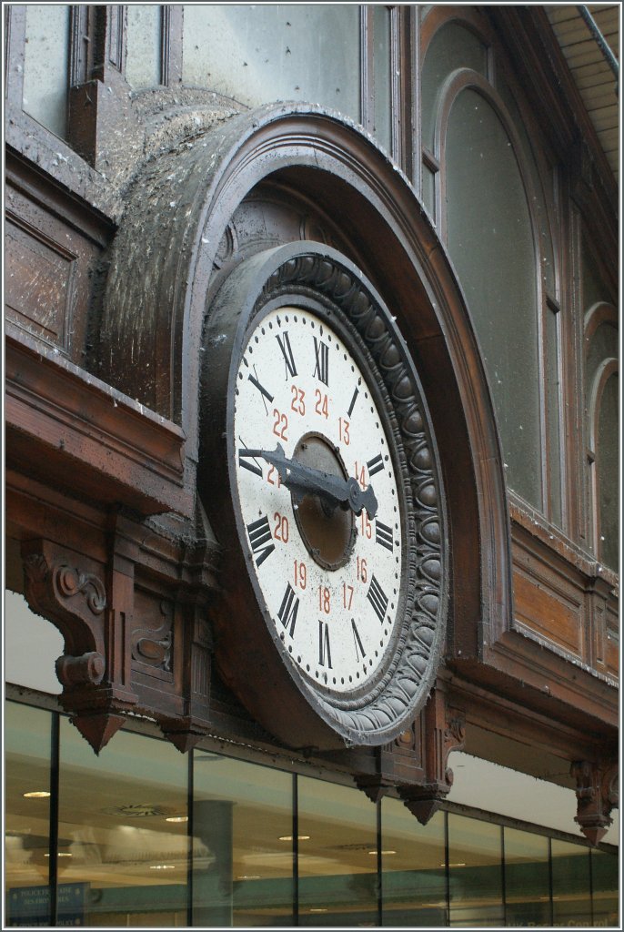 Diese altehrw�rdige Uhr in Paris Nord zeigt uns, dass unserer Eurostar nach London in einer guten Stunde abfahren wird...
6. Mai 2011