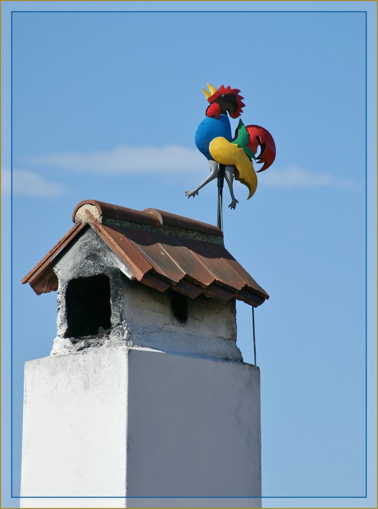 Ein bunter Hahn zeigt das Wetter an.
Gesehen im Lavaux am 3. Okt 2010. 