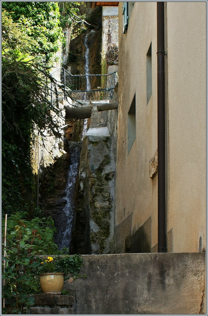 Ein kleiner Wasserfall sucht sich seinen Weg durch St.Saphorin.
(28.05.2013)
