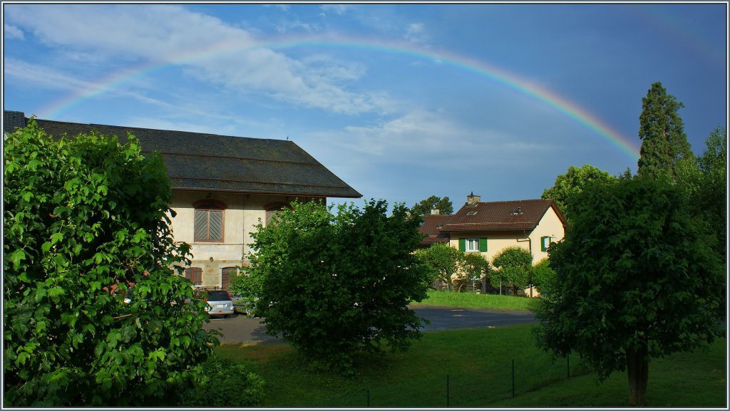 Fr�h am Morgen des 20.06.2013 gab es einen wundersch�nen Regenbogen �ber Blonay.