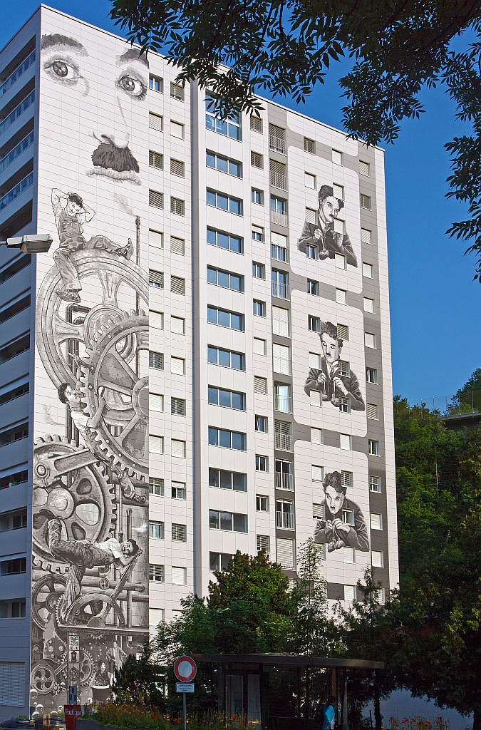 Hier eins von zwei Hochh�user wo nach Entw�rfen des K�nstler Franck Bouroullec die W�nde verzaubert wurden. Bestaunen kann man sie in Gilamont-Vevey. Die Aufnahme wurde am 26.05.2012 gemacht.