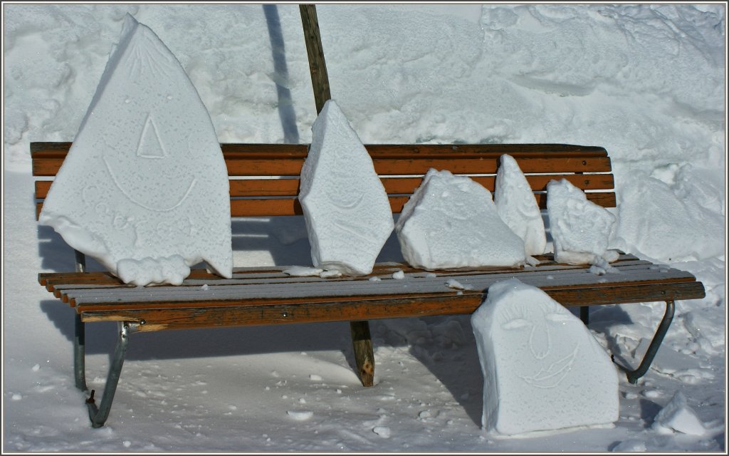 Lachend nimmt Familie Winter auf einer Bank Platz...
(07.02.2012)