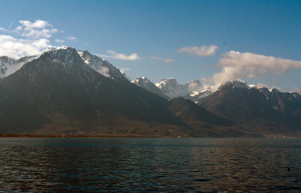 Montreux am 26.02.2012:Der Blick �ber den Lac L�man (Genfersee) auf die franz�sische Seeseite und Alpen.