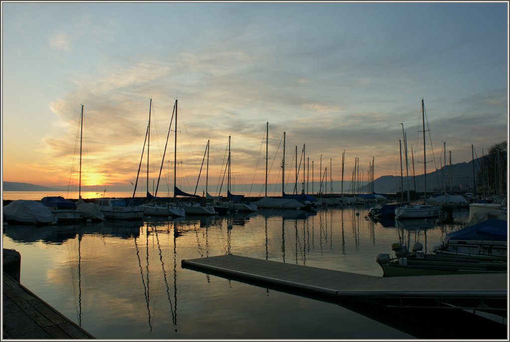 Nach dem Sonnenuntergang kehrt Stille im Hafen von La-Tour-de-Peilz ein.
(27.02.2012)