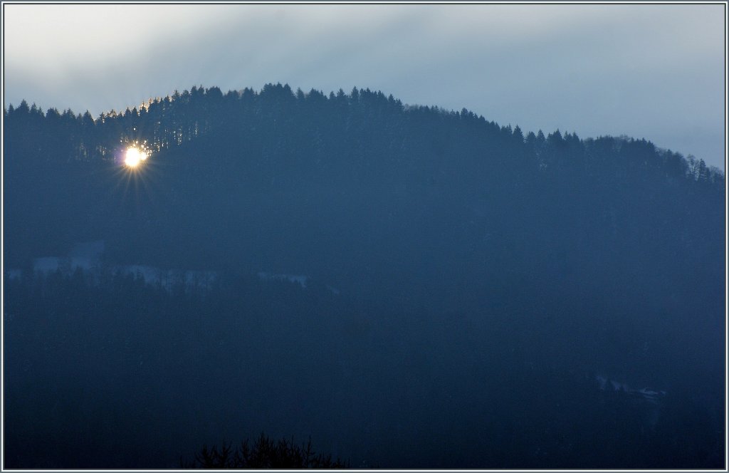 Neugierig blickt die Morgensonne durch den Wald, bevor sie entg�ltig �ber den Berg kommt.
(26.02.2013)