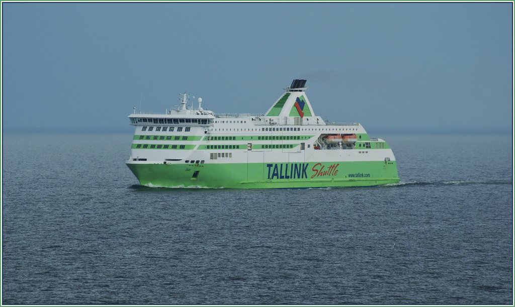 Nicht gerade klein, aber fein: die F�hrverbindungvon Helsinki nach Tallinn, hier der Tallink Shuttle  Star  nach Tallinn, fotografiert vom  Gegen-Schiff  am 10. Mai 2012.