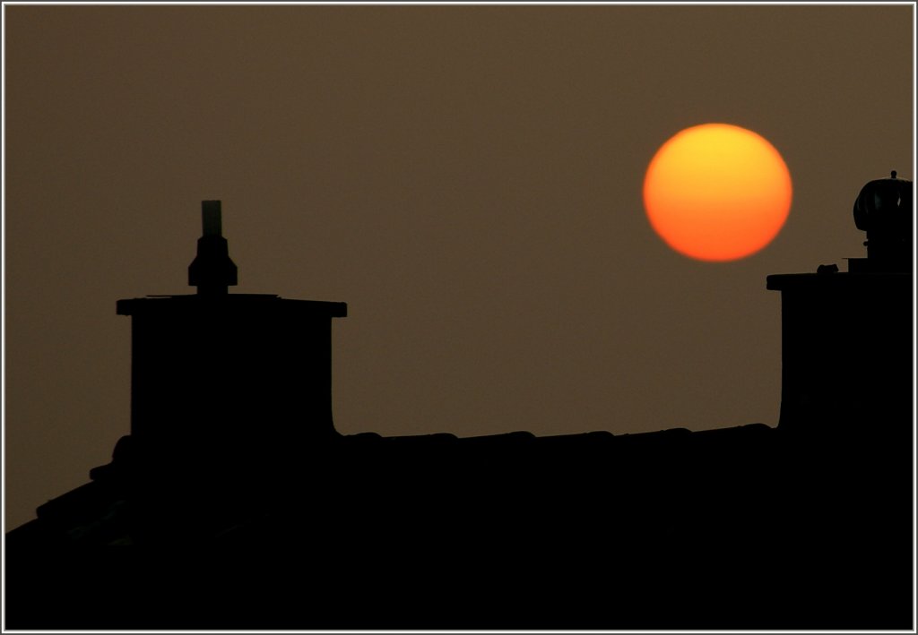 Sonnenuntergang �ber den D�chern von Blonay.
(06.03.2011)