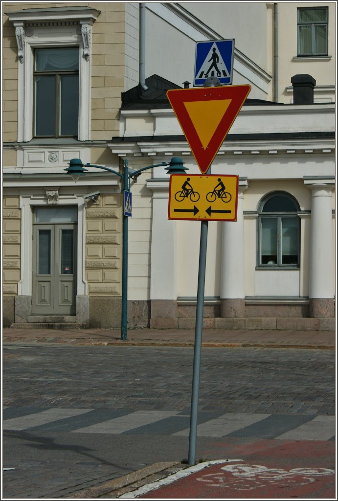 Vor Fahrradfahren von allen Seiten wird in Helsinki mit diesem Schild gewarnt.
(29.04.2012)