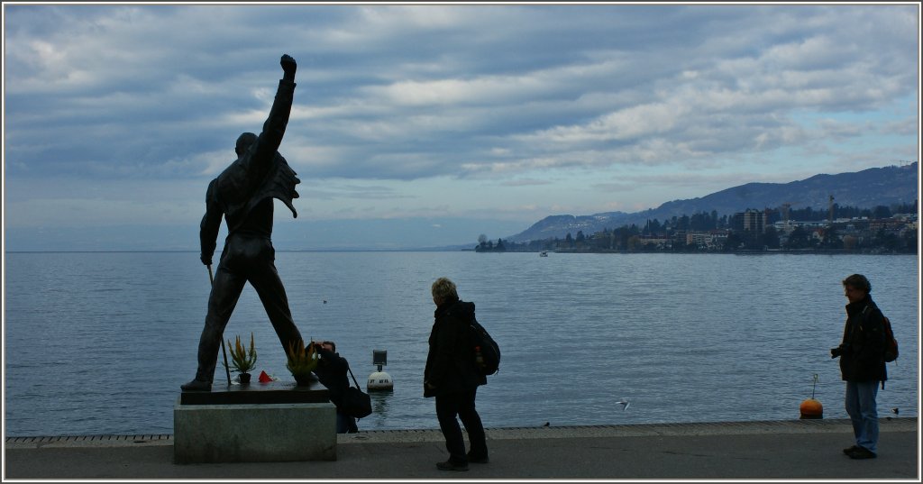 Wird von vielen besucht,bestaunt und fotografiert: Die Statue von Freddie Mercury am Genfersee in Montreux.
(26.02.2012)