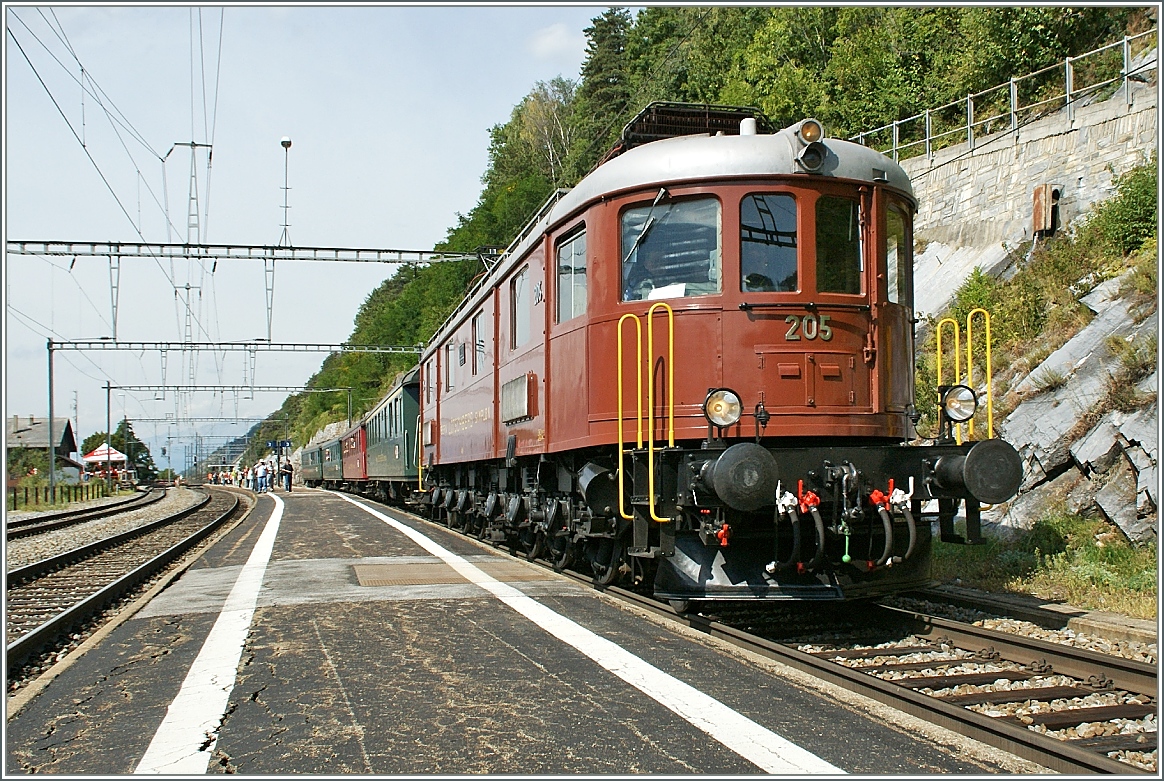 100 Jahre BLS: die Ae 6/8 mit ihrem Swiss Classic Train in Hohtenn.
Hinweis: Das Bild wurde mit Illuminator auf 1152scaliert.
7. Sept. 2013
