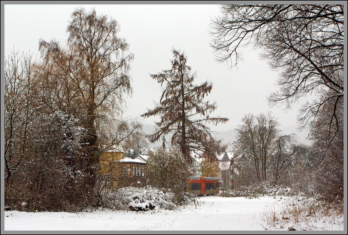 Das Sturmtief Xaver hat Schnee gebracht....

Beim Bahnhof Herdorf, das Ausfahrtsignal zeigt  freie Fahrt , so fährt nun der Stadler GTW 2/6 der Hellertalbahn am 06.12.2013 als RB 96 - Hellertal-Bahn (Neunkirchen-Herdorf-Betzdorf) weiter in Richtung Betzdorf/Sieg. 
m Hintergrund das Stellwerk Herdorf Fahrdienstleiter (Hf).
