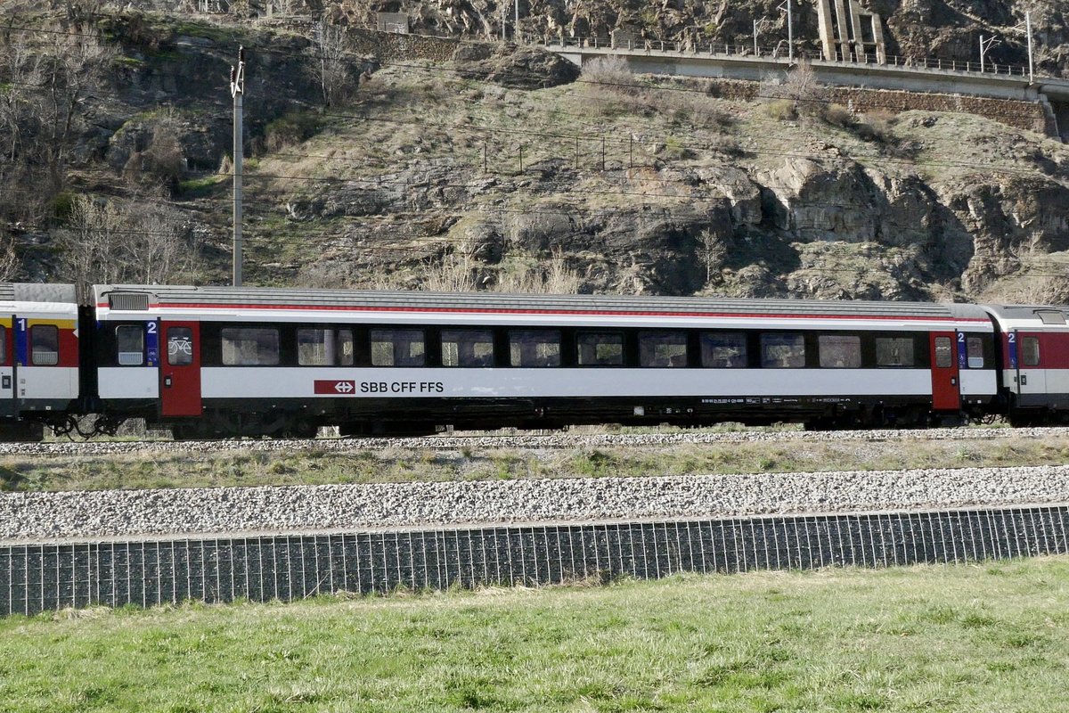Der B 50 85 21-75 237-0 mit neuer Lackierung am IR am 24.3.20 bei Gamsen.
