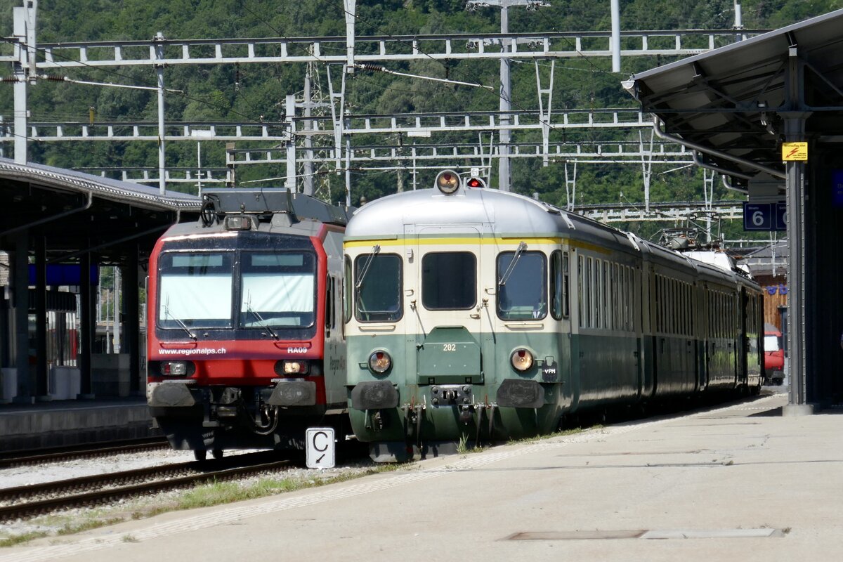 Der Domino RA9 mit dem ABt 202 vom Verein Pendelzug Mirage am 17.6.23 im Bahnhof Brig.