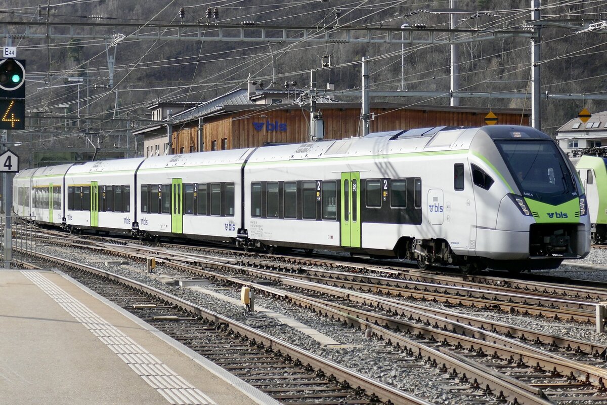 Der RABe 528 108 der BLS am 26.2.23 bei der Einfahrt in den Bahnhof Brig.