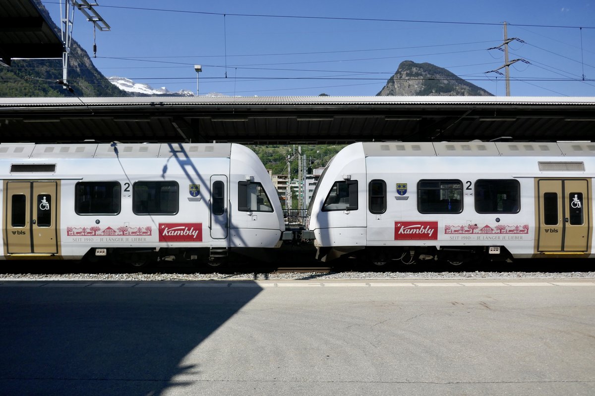 Die beiden Kamblyzüge RABe 535 114 und 115 am 23.4.20 im Bahnhof Brig.