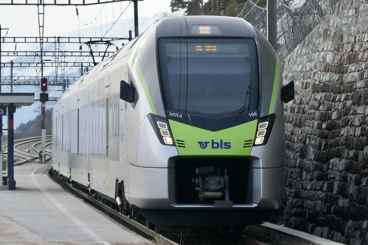 Die BLS MIKA RABe 528 109 am 26.2.23 bei der Einfahrt in den Bahnhof Hohtenn.
