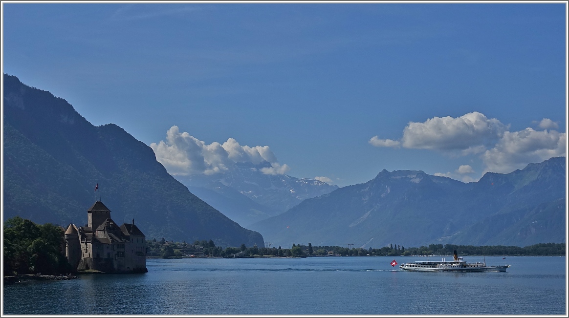 Die einen besuchen das Château de Chillon direkt, die anderen besichtigen es gemütlich vom Schiff  La Suisse  aus. Beide Varianten sind etwas besonderes.
(27.06.2014)