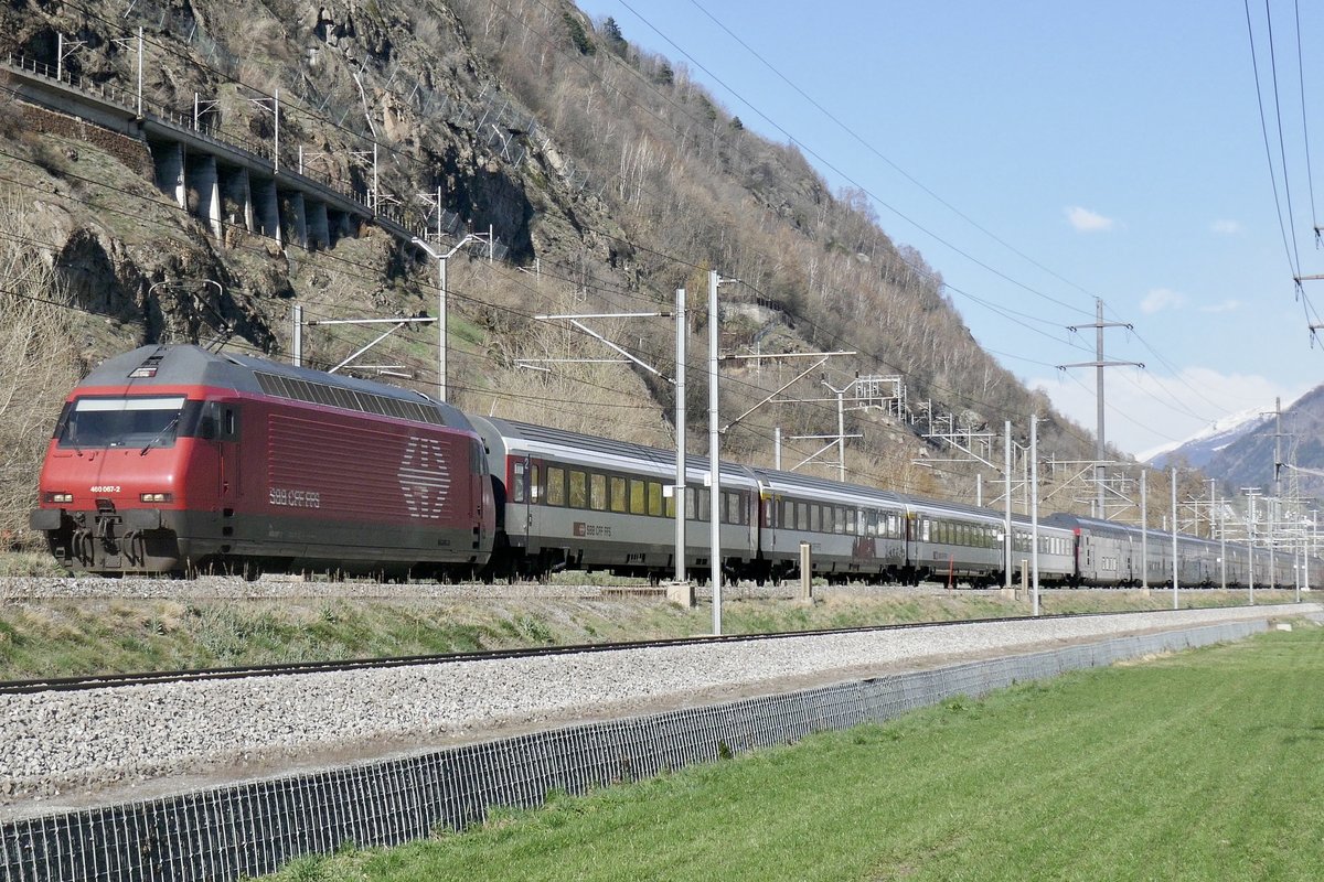 Die Re 460 032 zieht ihren IR 90 nach Genf, am 24. 3.20 bei Gamsen.