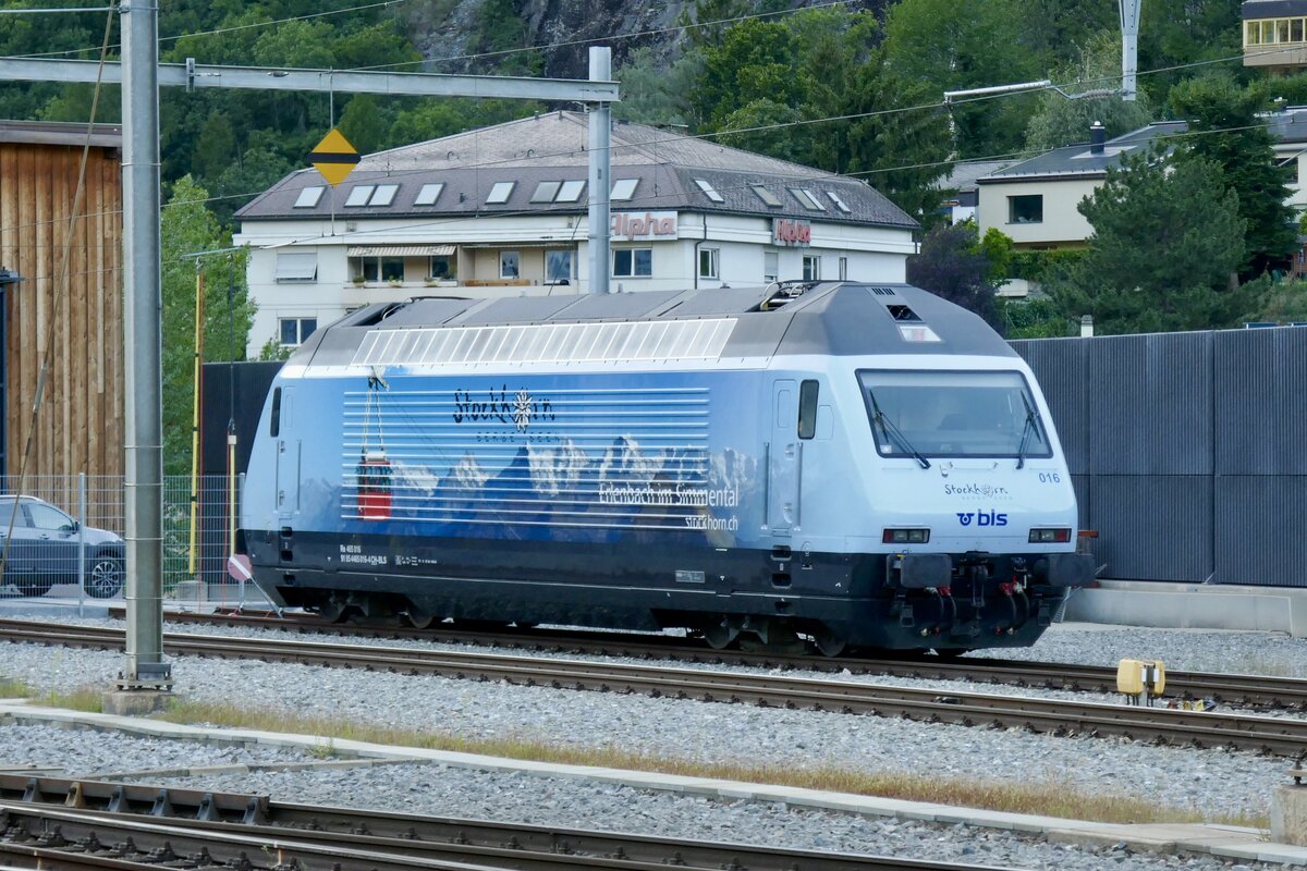 Die Re 465 016 mit der Stockhorn Vollwerbung am 7.8.23 beim Bahnhof Brig.