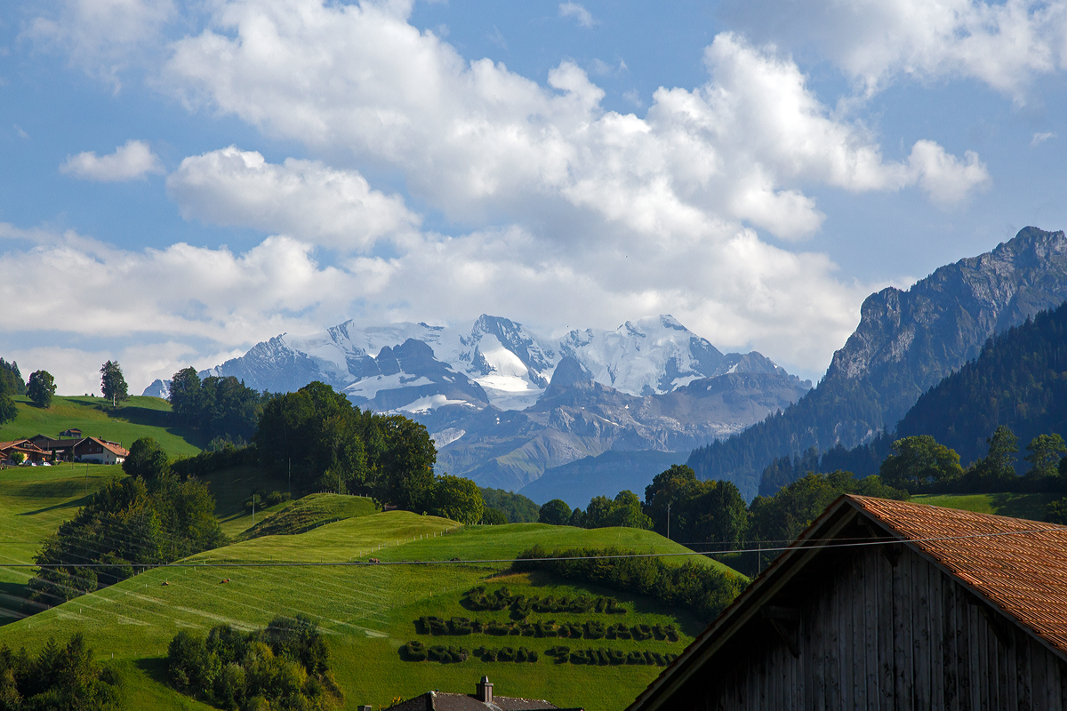 Ein Blick durchs Fenster vom Zug bei Reichenbach im Kandertal am 08.09.2021, Blickrichtung Jungfrauregion. Wir sind gerade von Mülenen mit einem Lötschberger in Richtung Domodossola losgefahren. 

Unten an dem Hang eine etwas andere Werbung der Wyssen Seilbahnen AG: „Wyssen Reichenbach Bau von Seilbahnen“ 

