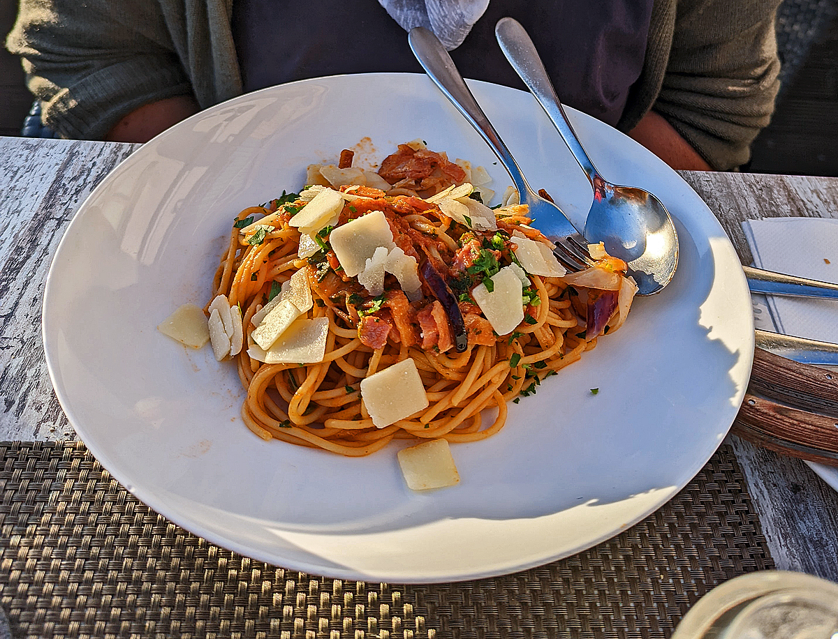 Ein Hauch von Sizilien an der Ostsee, hier am 15.05.2022 in Warnemünde.
SPAGHETTI  ALL ́ AMATRICINA
Spaghetti mit Speck, Zwiebeln, Petersilie in Tomatensauce und Grana-Padano-Hobel
Einfach ein Genuss.
