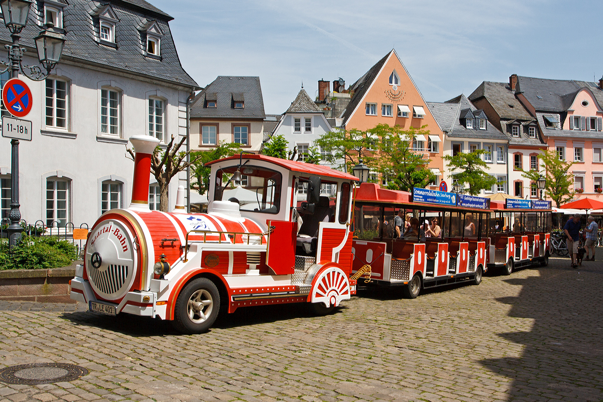 
Ein Petit Train (Saartal-Bahn) wartet auf neue Fahrgäste in Saarburg am 09.06.2014