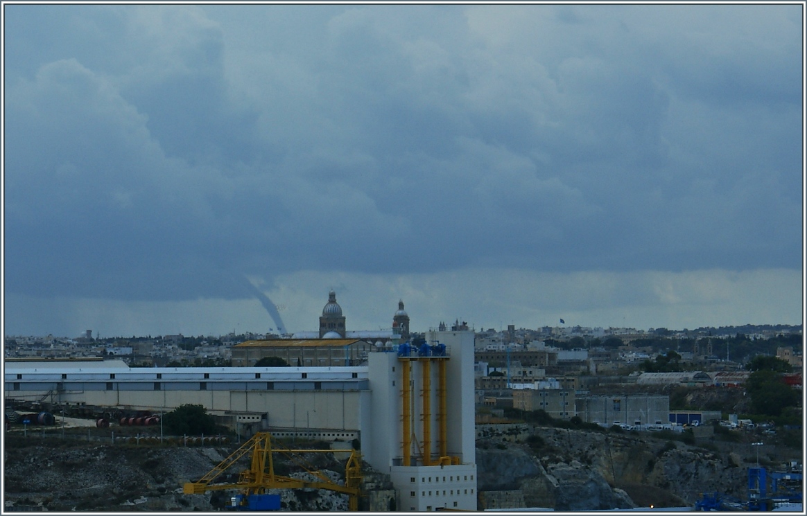 Eine kleine Windhose war auf Malta in Valetta am 22.09.2013 zu sehen.