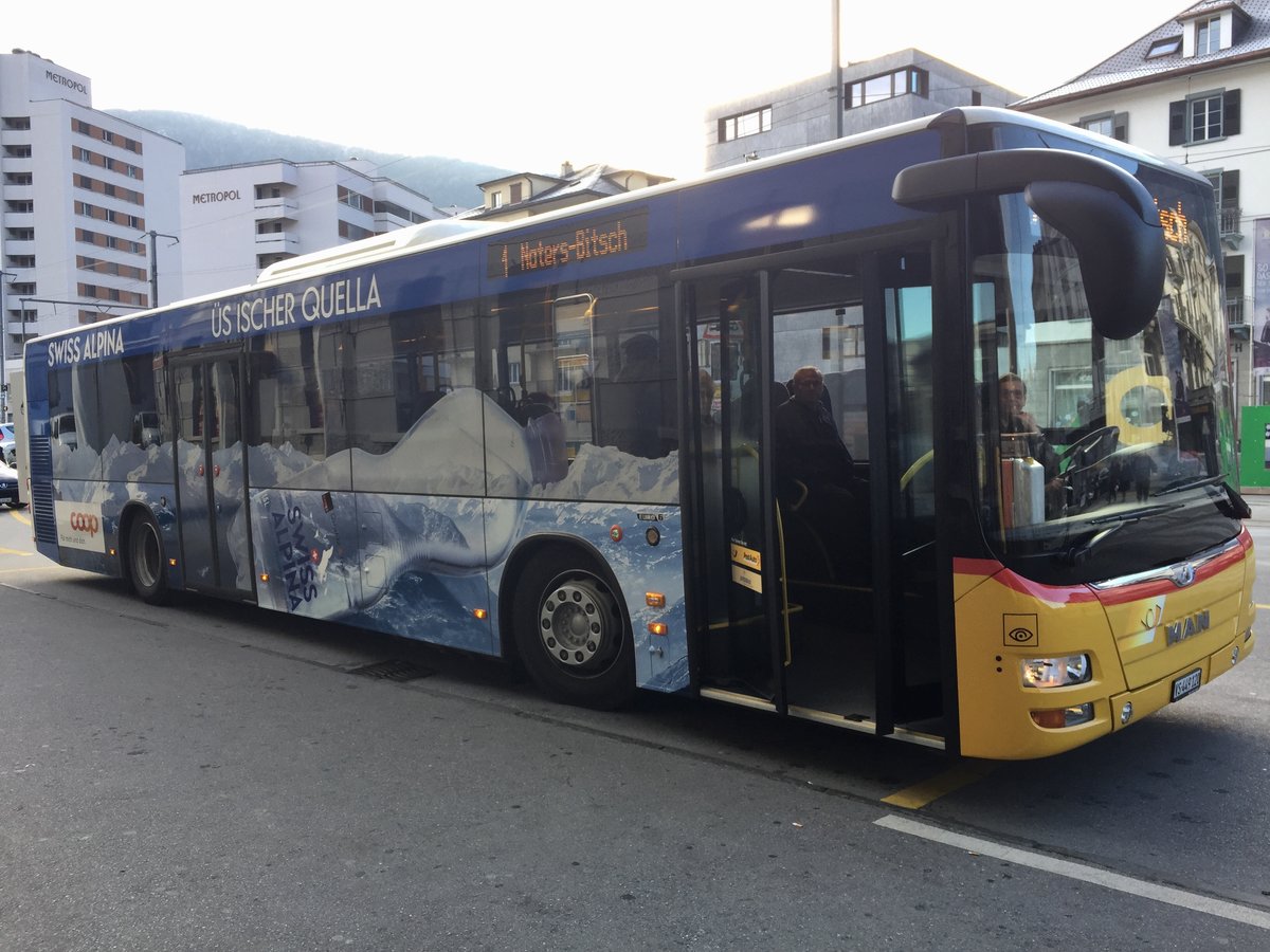 Ersatzfahrzeug des Ortsbus mit Werbung für Swiss Alpina Mineralwasser am 13.12.16 auf dem Bahnhofplatz Brig.