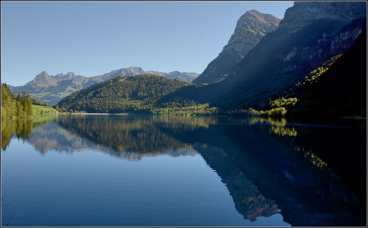 Ganz grosse Landschaft am Kl�ntaler See. Dort sind die Felsw�nde so hoch, dass nicht einmal ein Superweitwinkel der Landschaft mit Spiegelung Herr wird. Daher nur ein kleiner Ausschnitt im Vormittagslicht, wo die Sonne erst kurz vor dem Mittag aufgeht... Oktober 2018.