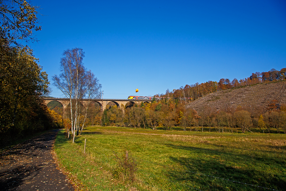 Herbstzeit im Siegerland und die Blätter fliegen....
Ein 5-teiliger Flirt der HLB (Hessischen Landesbahn) als RE 99 (RE 40) Main-Sieg-Express (Fankfurt - Gießen - Siegen), fährt am 28.10.2021 über den Rudersdorfer Viadukt in Richtung Siegen.

Der Rudersdorfer Viadukt wurde zwischen 1914 und 1915 gebaut, und gehört zu den Ingenieur-Großbauwerken der Dillstrecke (KBS 445).