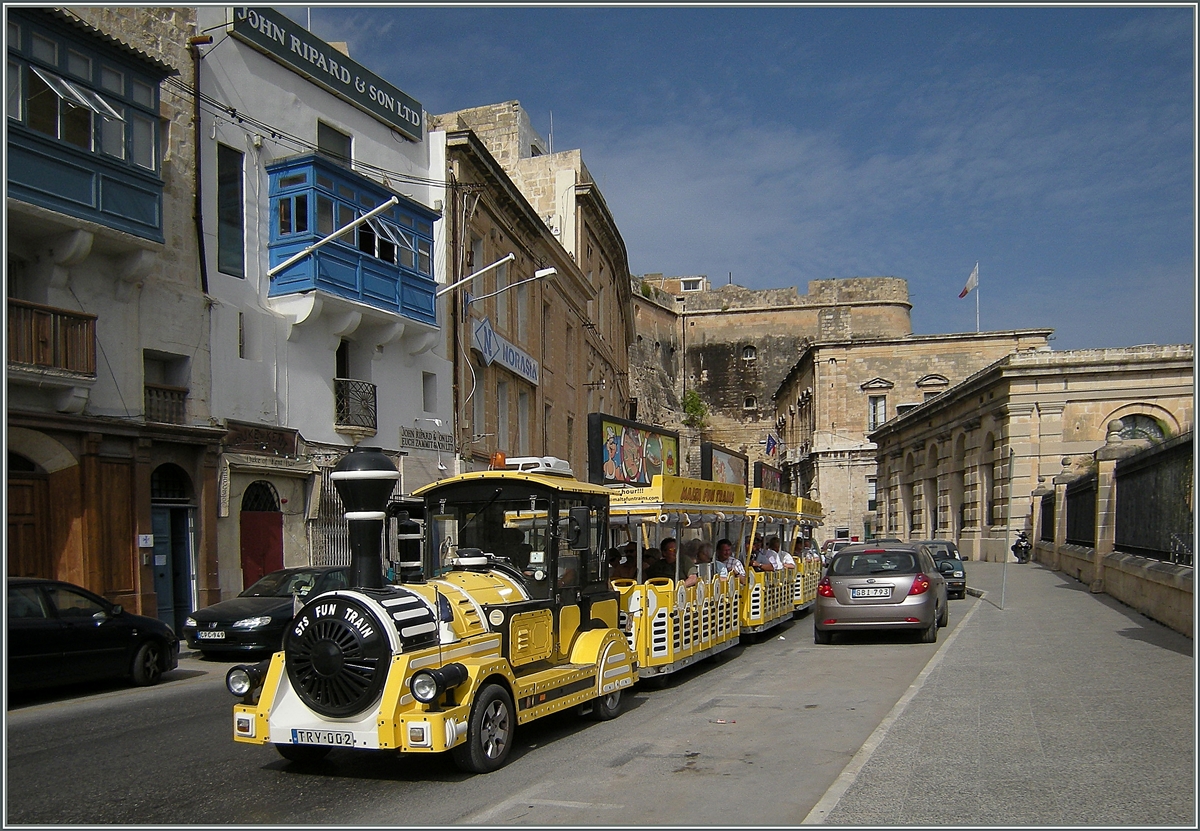 In Valletta gibt es einen roten und einen gelben  Petit Train  die verschieden Strecken gefahren und hier  STS Fun Train  genannt werden.
Valletta, den 28. Sept. 2013 