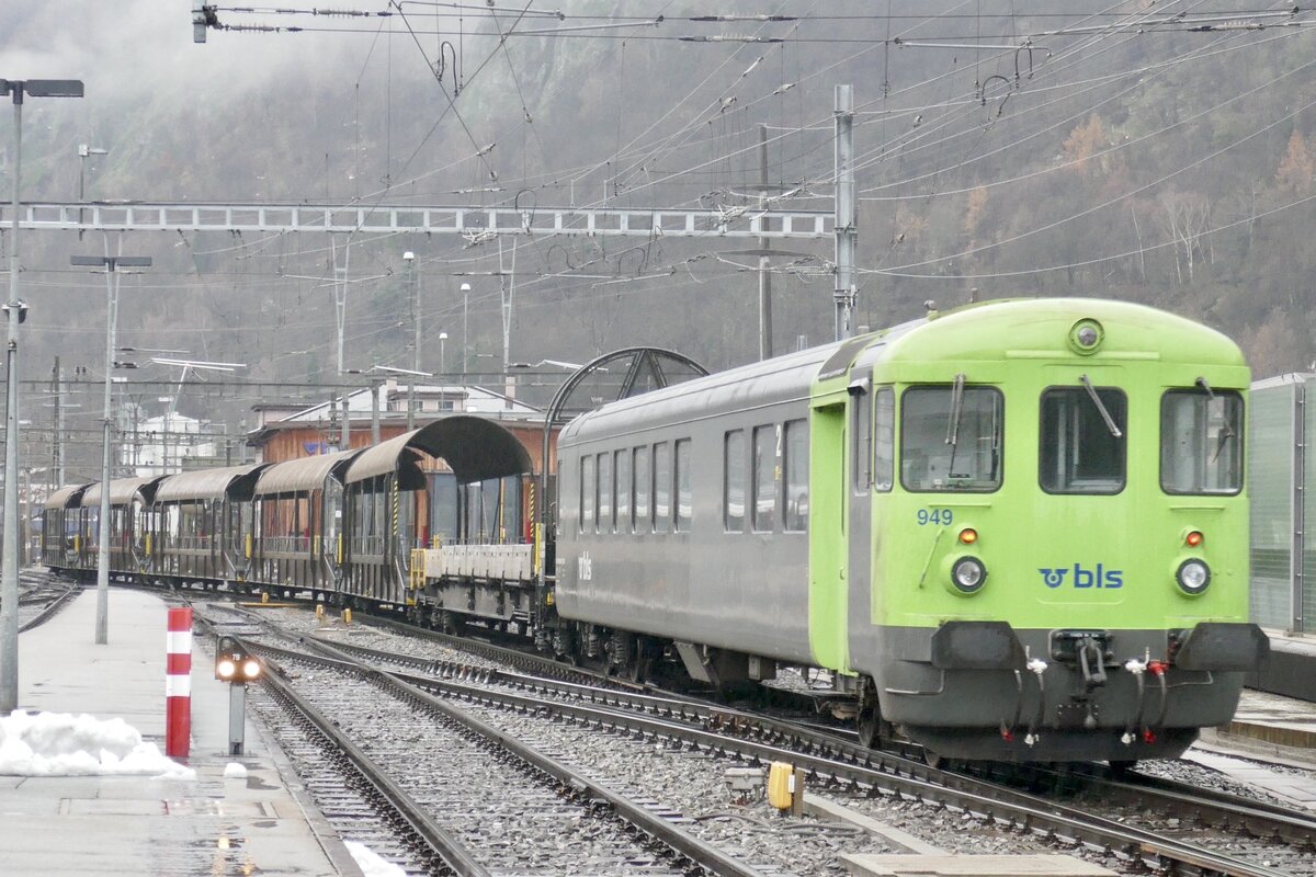 Nachschuss auf den BDt 949 am Schluss des Autozuges am 12.12.23 bei der Ausfahrt in Brig.