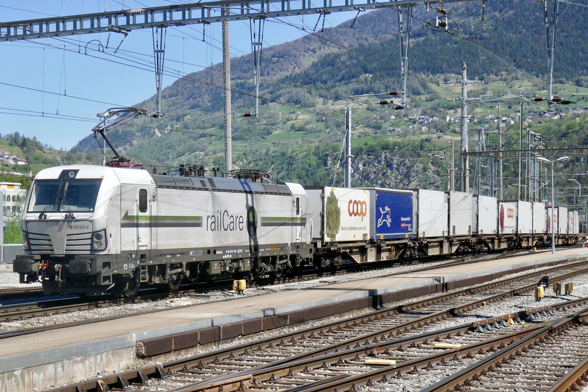 Railcare Vectron Rem 476 453  Vaud  am 15.4.20 bei der Ausfahrt in Brig.