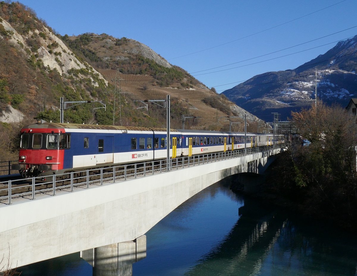 SBB Dispopendel nach Genf am 18.2.17 beim überqueren der Rhonebrücke in Leuk.