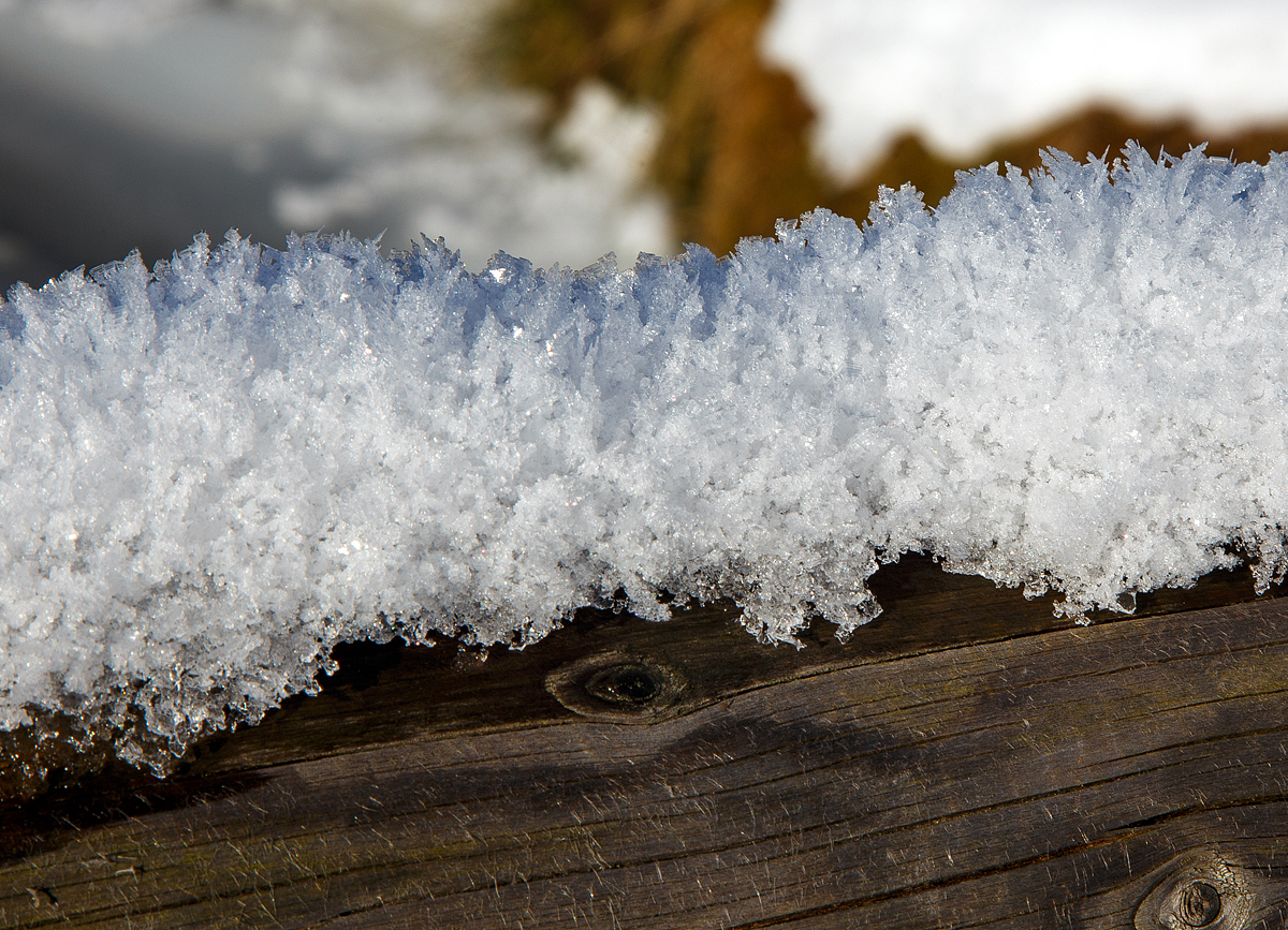 
Schnee auf einem Holzgeländer, am 30.10.2016 bei Wilnsdorf-Rudersdorf.