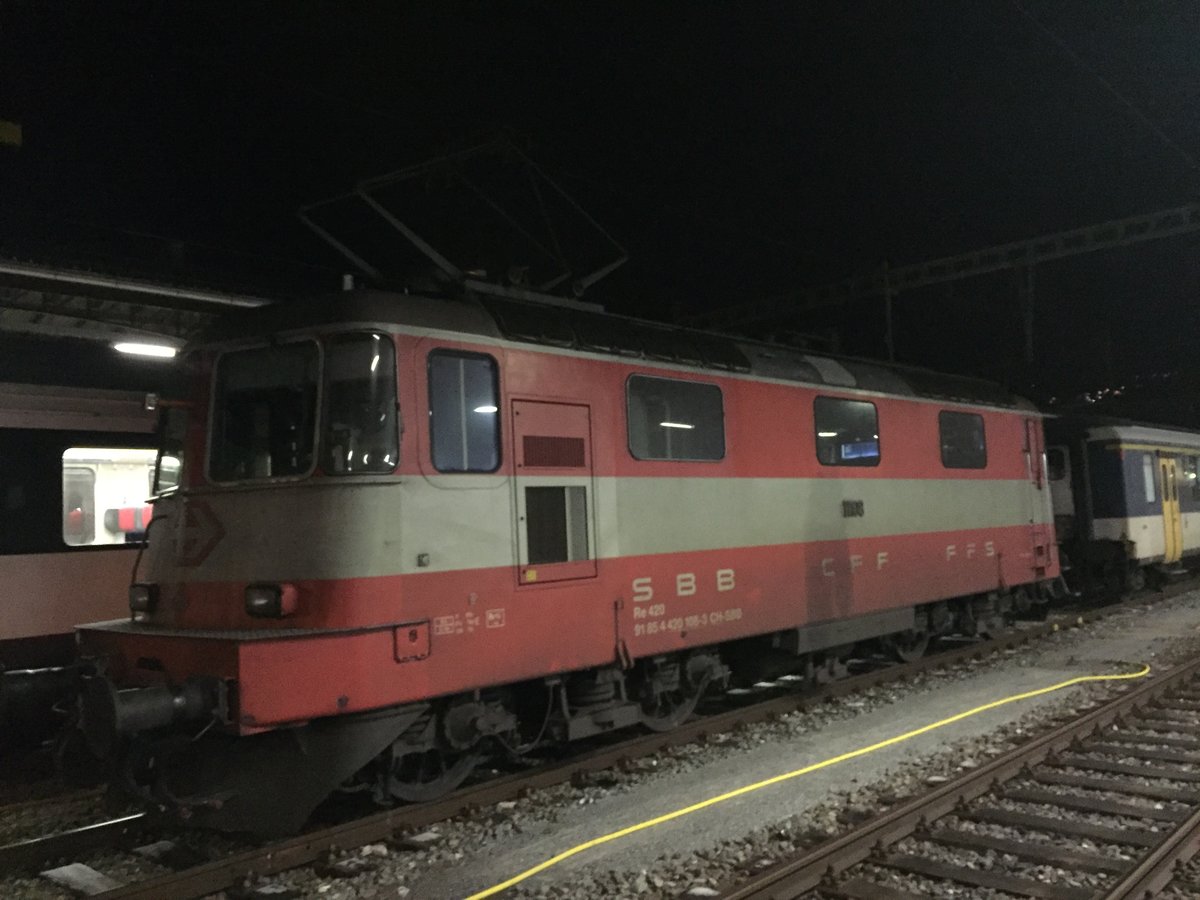 Swiss Express 11108 stand am Abend vom 18.12.19 im Bhf Brig