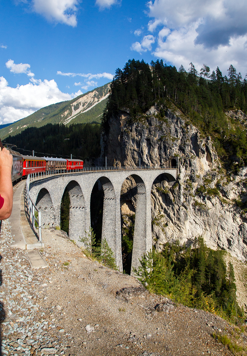 UNESCO-Weltkulturerbe Albulabahn: 
Wir fahren am 06.09.2021 mit dem RE (St. Moritz - Chur) der Rhätischen Bahn (RhB), nun fahren wir den berühmten, 136 m langen und 65 m hohen, Landwasserviadukt bei Filisur.