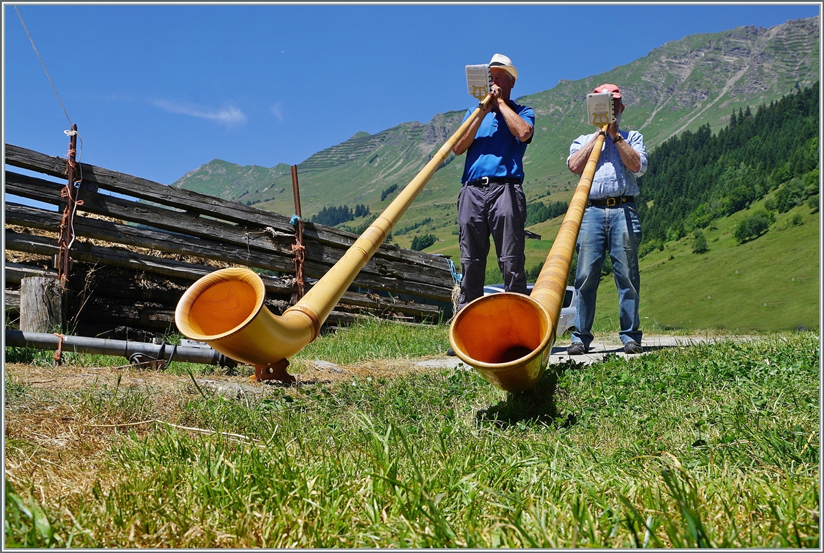 Was wären unsere Alpen ohne ein Alphorn, und hier sind gleich zwei zu sehen, die oberhalb von Les Daiblerets herrliche Melodien die ebenselbige Landschaft spielen.

16.07.2022