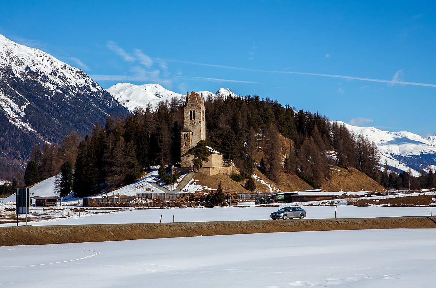 Die Reformierte Kirche San Gian (rätoromanisch Sankt Johannes) auf einem Hügel östlich von Celerina (Engadin) am 20 Februar 2017, Sie ist ein evangelisch-reformiertes Gotteshaus, das als Wahrzeichen der ganzen Region. Sie besticht durch Fresken sowie einer handbemalten Holzdecke und stammt aus dem 15. Jahrhundert. Die Kirche steht auf einem Hügel in der Ebene zwischen Celerina, Samedan und Punt Muragl und ist unübersehbar.