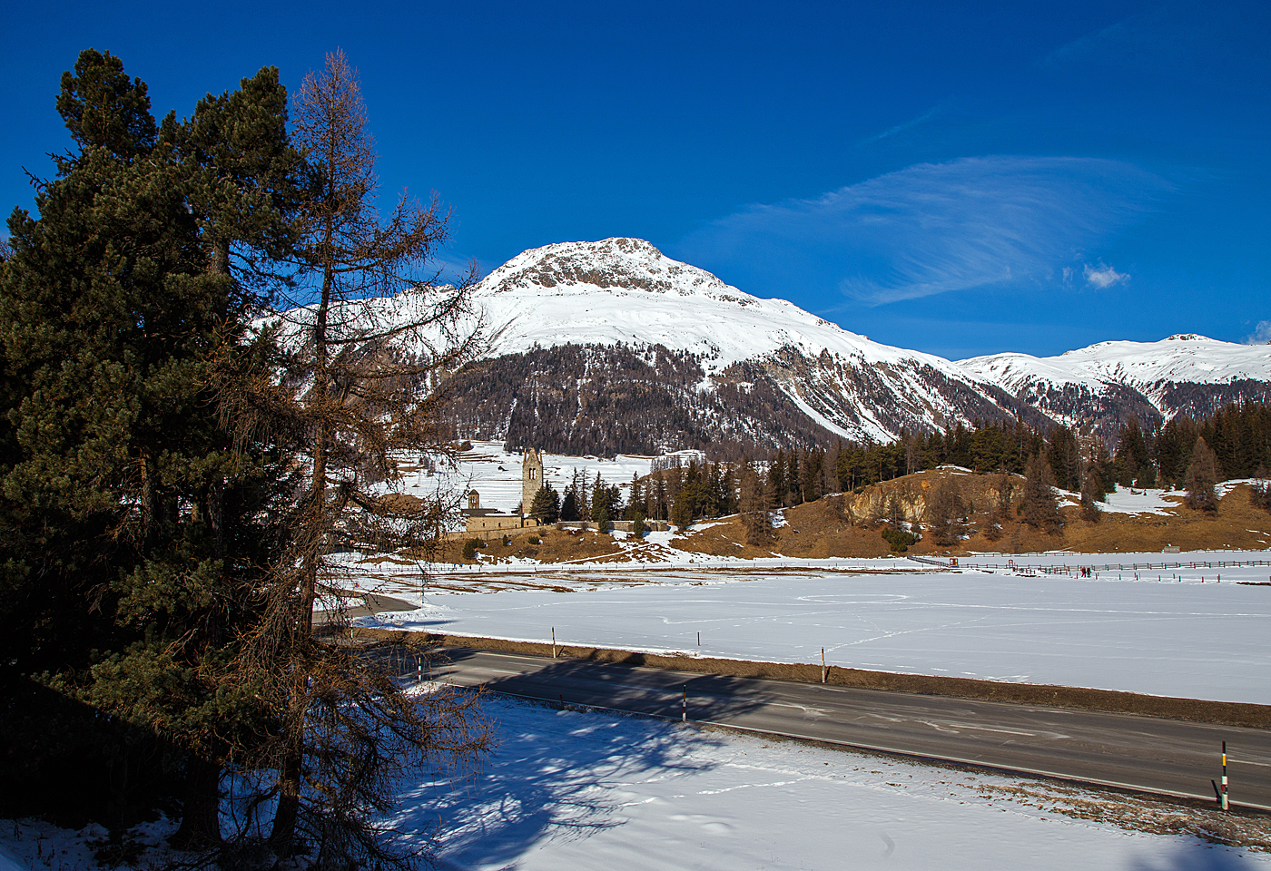 Die Reformierte Kirche San Gian (rätoromanisch Sankt Johannes) auf einem Hügel östlich von Celerina (Engadin) am 20 Februar 2017, Sie ist ein evangelisch-reformiertes Gotteshaus, das als Wahrzeichen der ganzen Region. Sie besticht durch Fresken sowie einer handbemalten Holzdecke und stammt aus dem 15. Jahrhundert. Die Kirche steht auf einem Hügel in der Ebene zwischen Celerina, Samedan und Punt Muragl und ist unübersehbar.