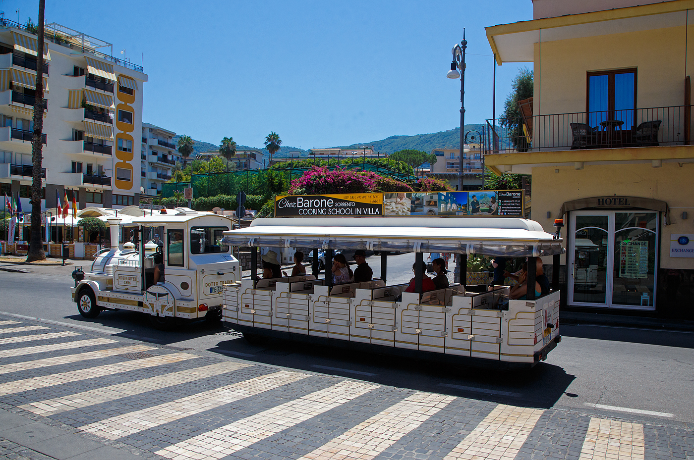Ein Petit Train (ein Muson River 1894 vom italienischen Hersteller DOTTO TRAINS mit einem Anhänger) am 15.07.2022 Sorrent (Sorrento). 